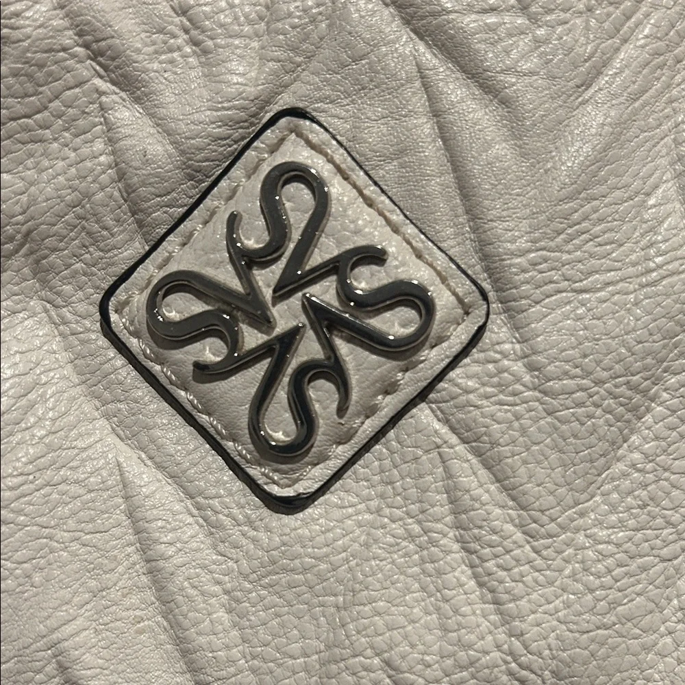 Vera Wang Elegant White Shoulder Bag - Picture 2 of 4